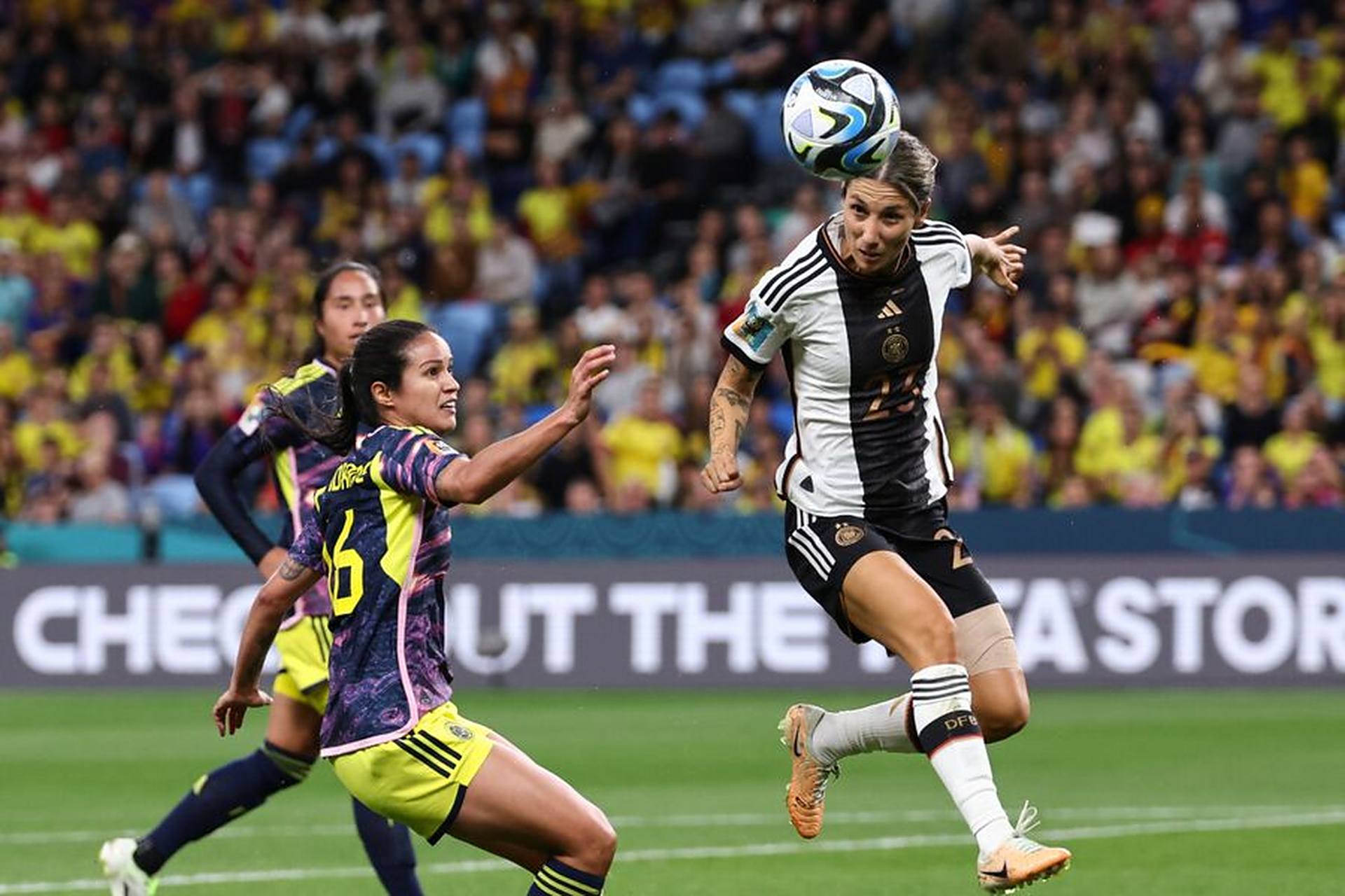 德国女足队员奉献精彩表现，带领球队获胜的简单介绍