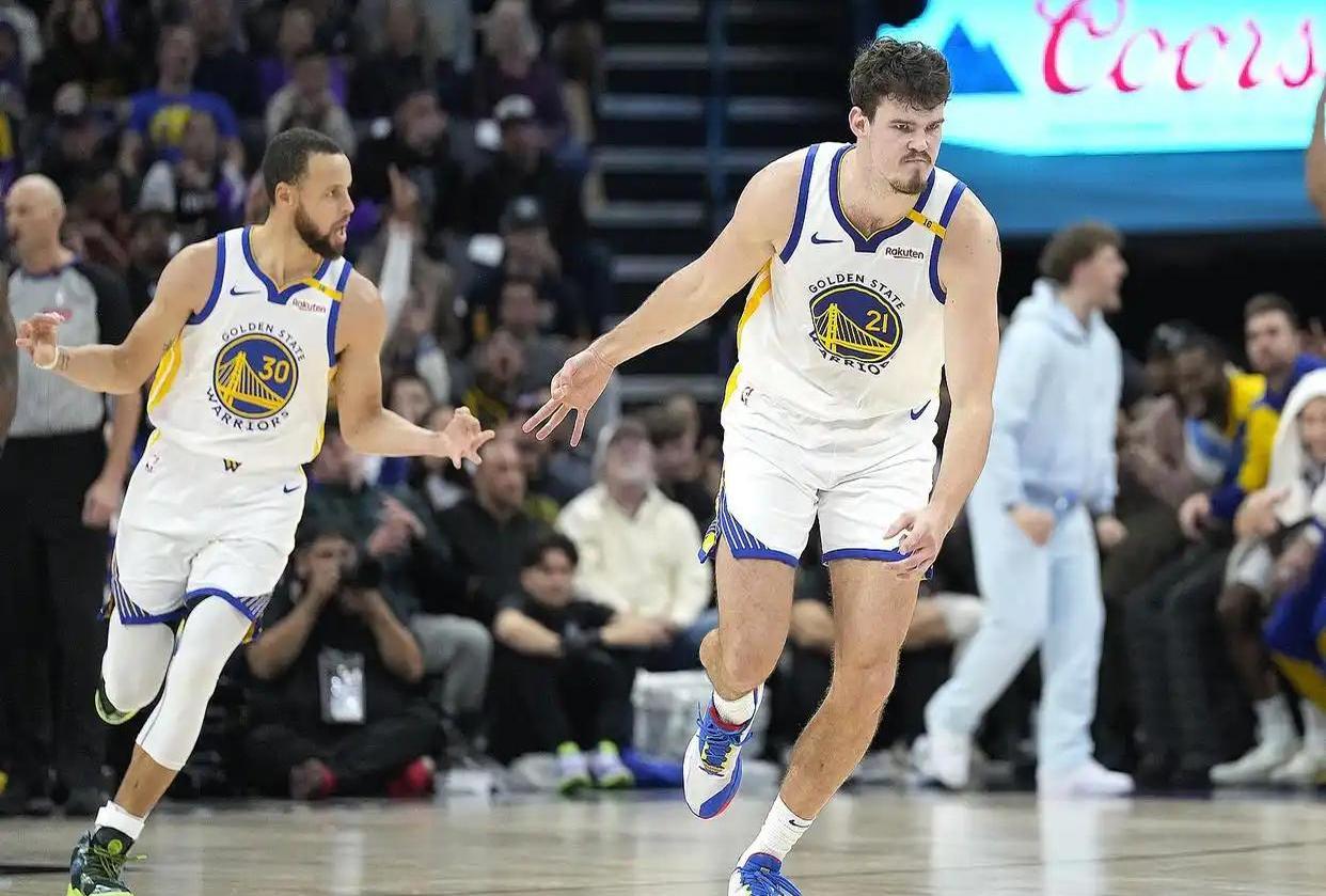 篮球队员在赛场上碰撞出火花