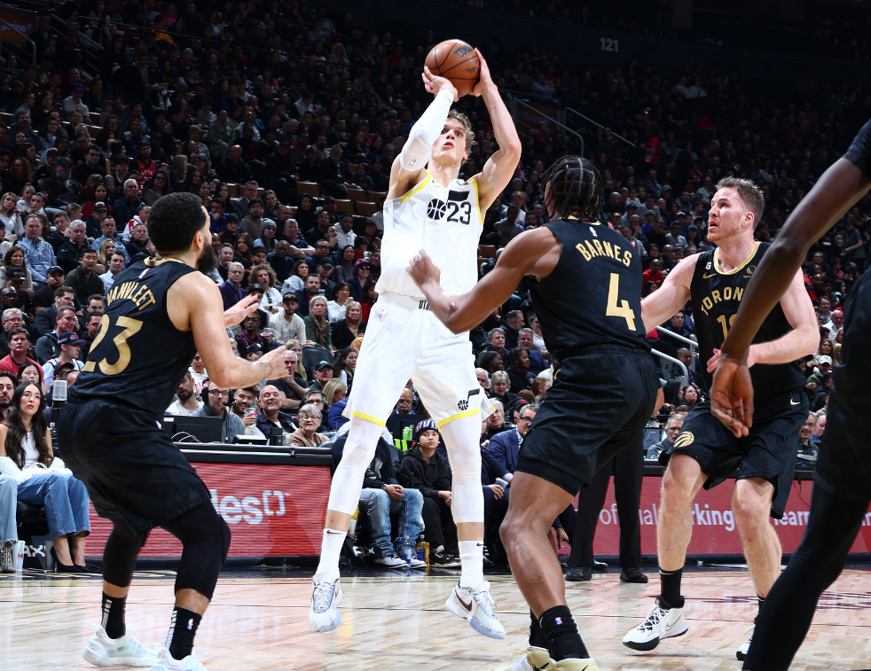 爵士主场险胜猛龙，西部前四位置稳坐钓鱼台的简单介绍