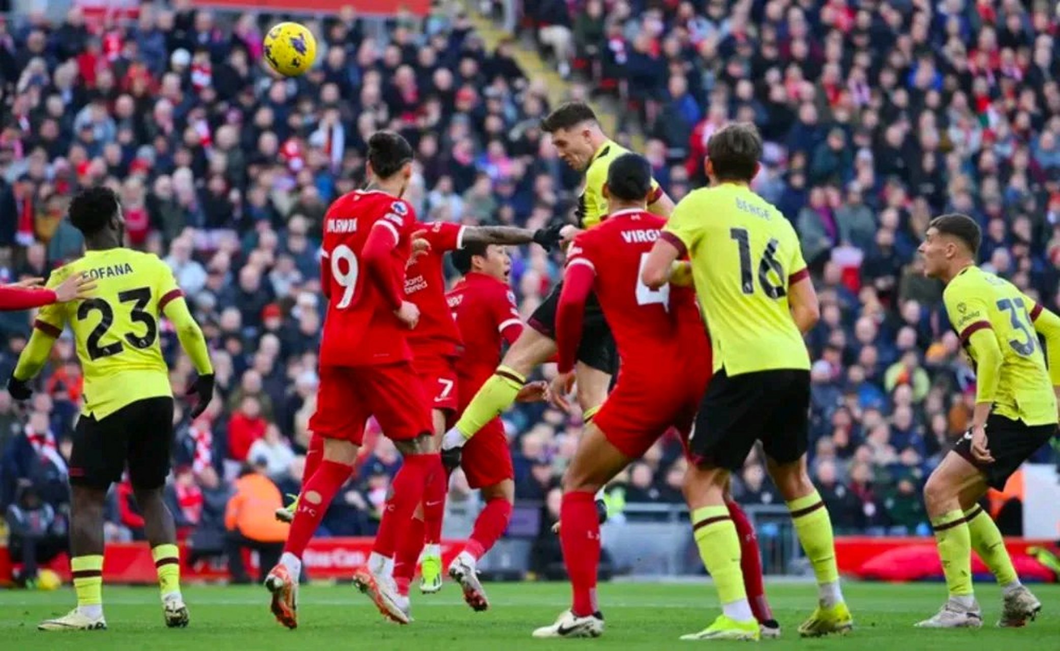 利物浦遭遇惨败,英超榜首地位受威胁 利物浦遭遇惨败,英超榜首地位受威胁