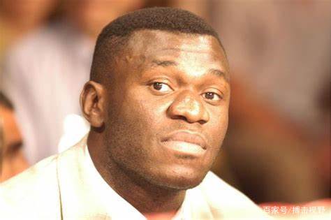 包含拳击比赛中尼日利亚选手笑纳铜牌的词条