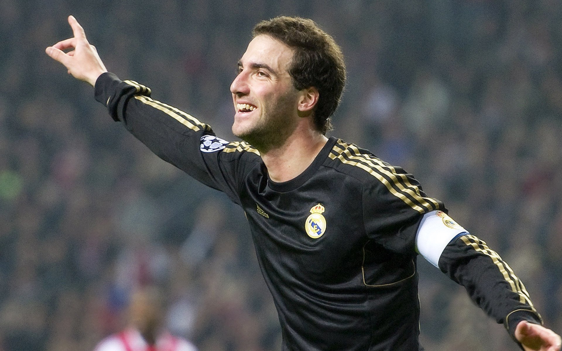 曼城强压下的中国足球反思,苏亚雷斯式关键先生的启示