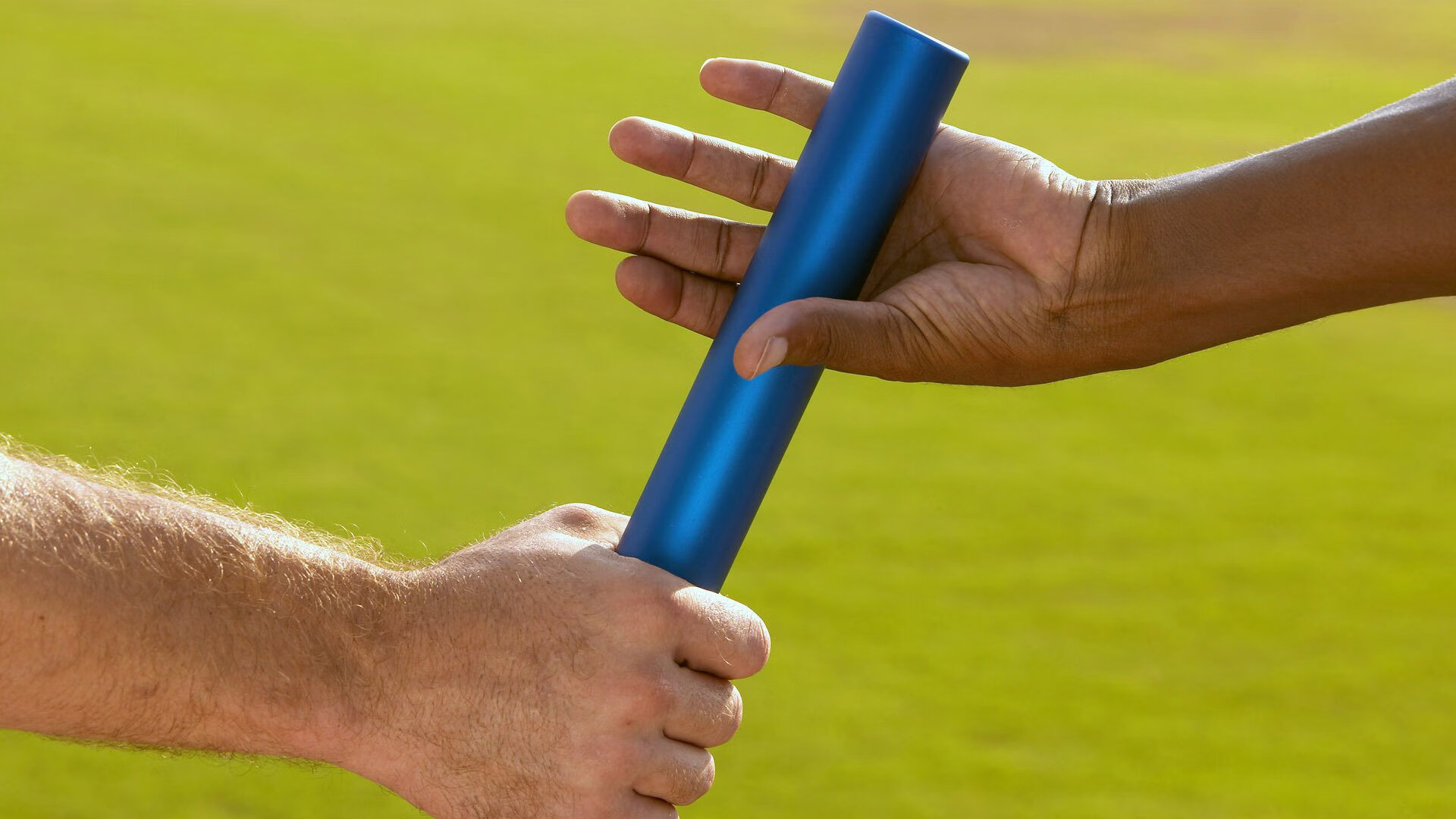 街道轰鸣与绿茵绝杀，当F1焦点战遇见希腊神话般的压哨胜利